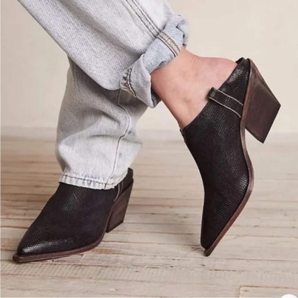 Free People Marfa Pointy Toe Black Leather Mules size 39 / 8.5